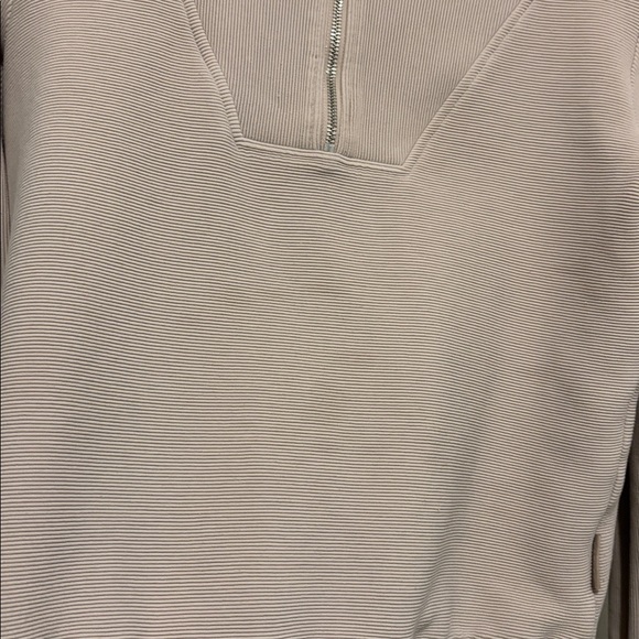 Varley
Vine Pullover - Picture 2 of 4